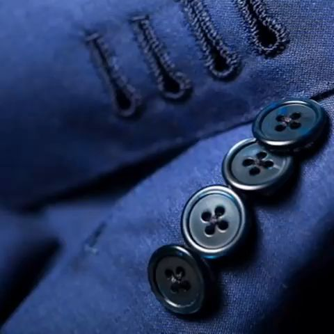 пуговицы на синем костюме