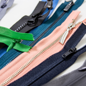 Молнии для одежды: как выбрать идеальный вариант для любой ткани и модели