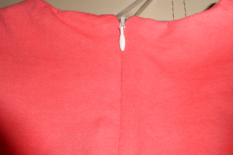 Потайная молния, вшитая в платье из легкой ткани шифон