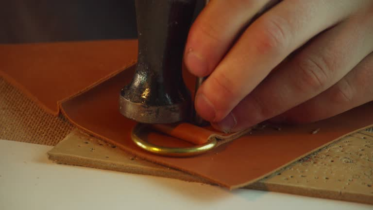 Процесс установки фурнитуры на кожаную сумку